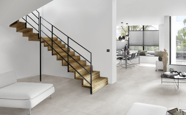Faltwerktreppe aus Holz mit Flachstahlgeländer