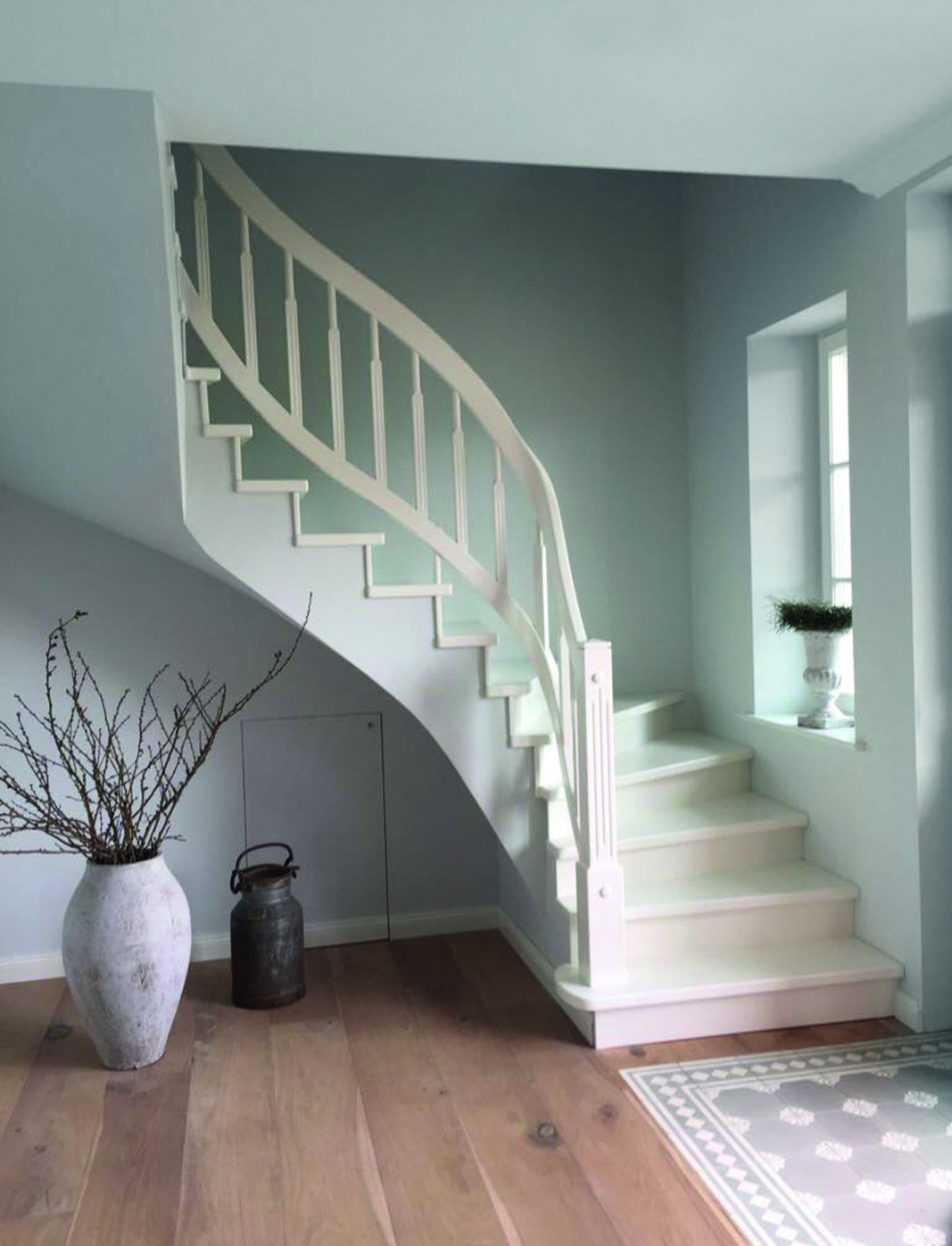 Betontreppe verkleidet mit Holzstufen und Holzgeländer