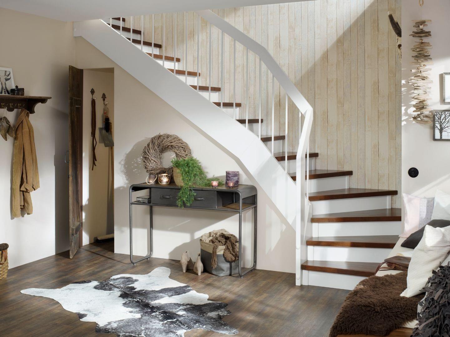 Nutzraumtreppe viertelgewendelte Buchertreppe Holz Treppengeländer lackiert und Raum mit Tür unter der Treppe